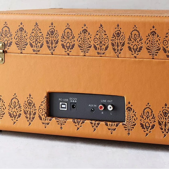 VINYL // Urban Outfitters Crosley Turntable - Picture 2 of 13